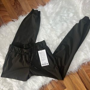 Lululemon On the Fly Jogger *Luxtreme 25"
Dark Olive